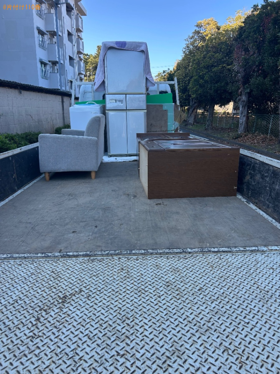 冷蔵庫、洗濯機、食器棚の回収と二人掛けソファー等の運搬ご依頼